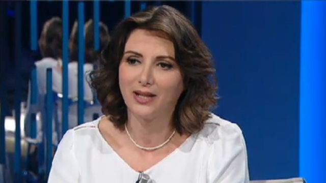 Anna Falcone parla di crisi della politica e della necessit&agrave; di un 'quarto polo'