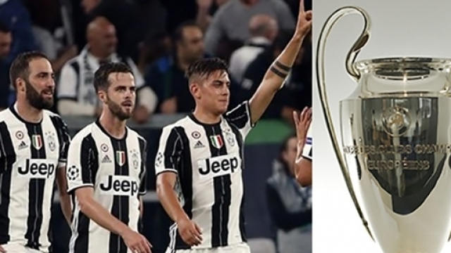 In foto alcuni calciatori della Juventus, a destra il prestigioso trofeo
