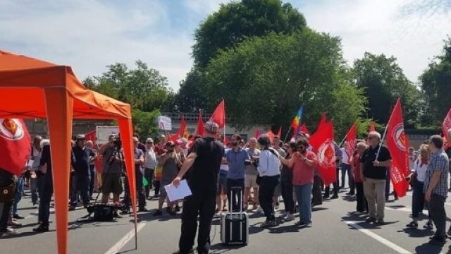 Manifestazione davanti a Camp Darby - fonte Pisatoday