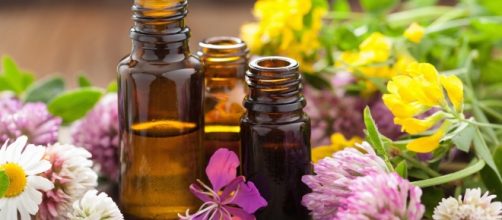 Aromaterapia: gli oli essenziali più utili in menopausa - foto: lifegate