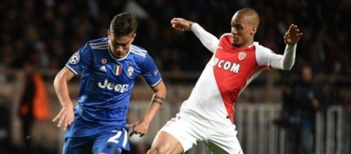 Fabinho, obiettivo bianconero, alle prese con Dybala