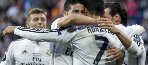 James Rodriguez abbraccia Cristiano Ronaldo