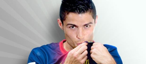 Cristiano Ronaldo posando con la camiseta del Barça Cristiano Ronaldo posando con la camiseta del Barça