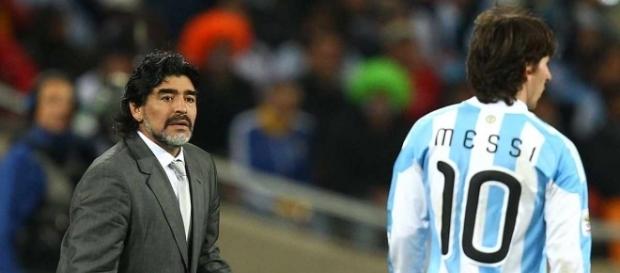 Diego Armando Maradona attacca Dani Alves e le scelte tecniche di Veròn e Sampaoli. Diego Armando Maradona attacca Dani Alves e le scelte tecniche di Veròn e Sampaoli.