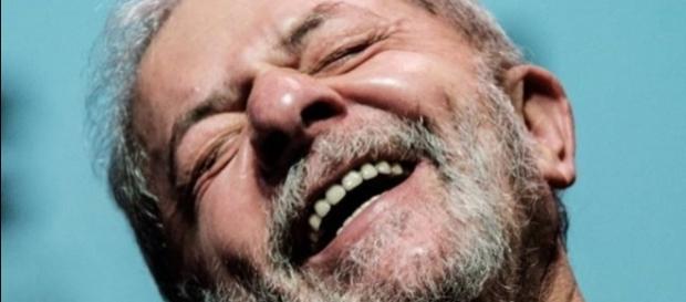 Investigado e sendo réu em cinco casos. Investigado e sendo réu em cinco casos.