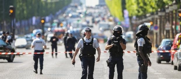 L'auteur de « l'attentat raté » des Champs-Élysées est mort L'auteur de « l'attentat raté » des Champs-Élysées est mort