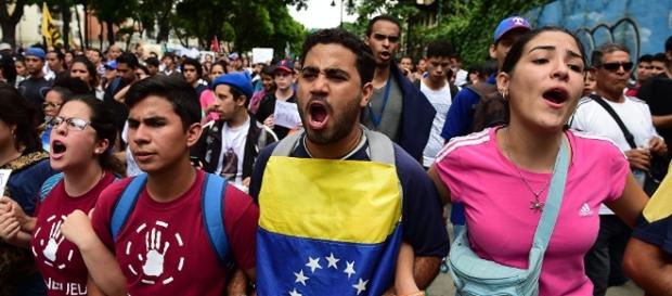 Los venezolanos han pedido la ayuda del mundo, pero las autoridades de dicho país no lo permiten Los venezolanos han pedido la ayuda del mundo, pero las autoridades de dicho país no lo permiten