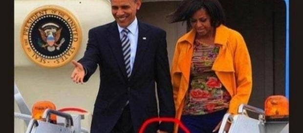 Michele Obama está ou não segurando a mão de seu esposo? Michele Obama está ou não segurando a mão de seu esposo?