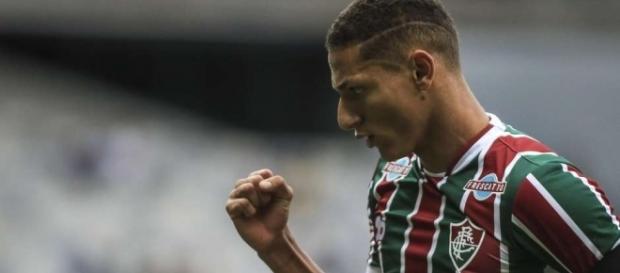 Um dos destaques do Fluminense, Richarlison segue na mira de clubes do Brasil e do mundo (Foto: Futnet) Um dos destaques do Fluminense, Richarlison segue na mira de clubes do Brasil e do mundo (Foto: Futnet)