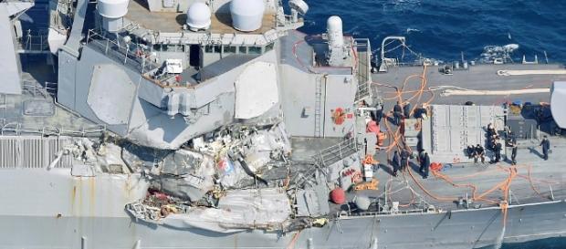 USS Fitzgerald suffered heavy starboard damage from the collision. / from 'The Daily Mail' - dailymail.co.uk USS Fitzgerald suffered heavy starboard damage from the collision. / from 'The Daily Mail' - dailymail.co.uk