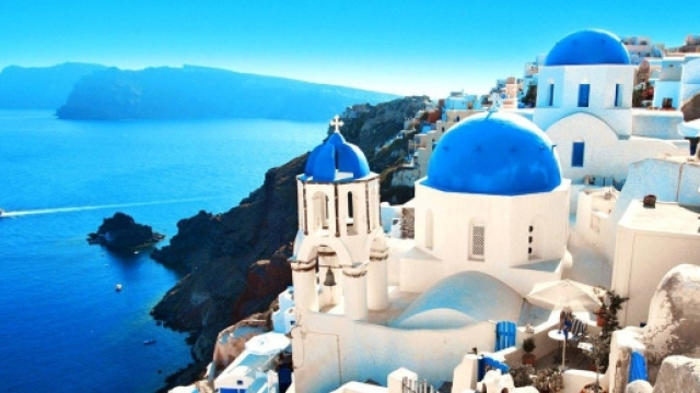 Una veduta di Santorini, una delle pi&ugrave; belle isole della Grecia