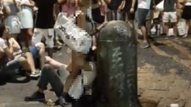 Sesso davanti a tutti in piazza San domenico.