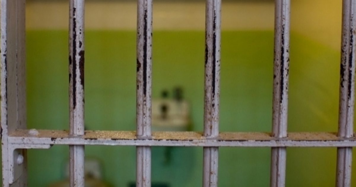 Arkansas prison inmate escapes while working outside