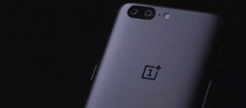 ome analysts actually describe the OnePlus 5 as having an uncanny resemblance to Apple’s iPhone 7 Plus. [Image via YouTube/ The Verge]