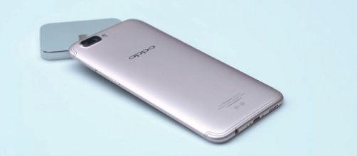 OPPO R11 hands on - (Android Authority/YouTube ScreenShot) https://www.youtube.com/watch?v=P4DKVMZnVMU