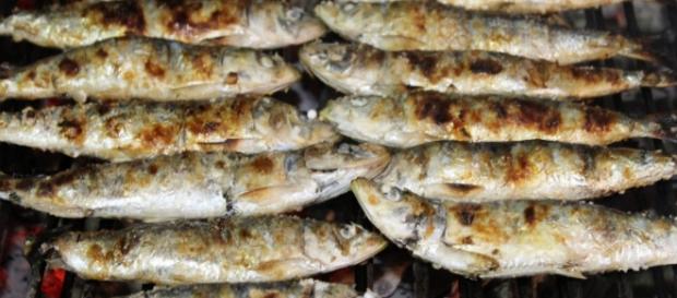 Aproveite a sardinha assada para combater a artrite reumatóide. Aproveite a sardinha assada para combater a artrite reumatóide.