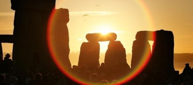 En la mayoría de las culturas tradicionales, el solsticio de verano se celebraba como el renacimiento de la vida que se imponía a la muerte En la mayoría de las culturas tradicionales, el solsticio de verano se celebraba como el renacimiento de la vida que se imponía a la muerte