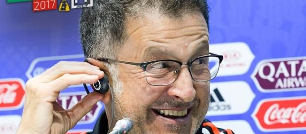 En los estadios de futbol se ven cosas peores en las tribunas. En los estadios de futbol se ven cosas peores en las tribunas.