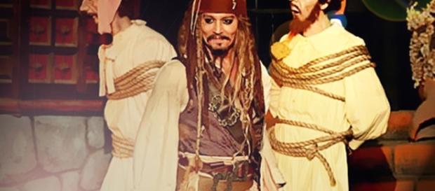Johnny Depp à Disneyland jouant son rôle de pirate le temps d'une animation Johnny Depp à Disneyland jouant son rôle de pirate le temps d'une animation