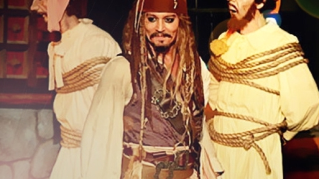 Johnny Depp à Disneyland jouant son rôle de pirate le temps d'une animation
