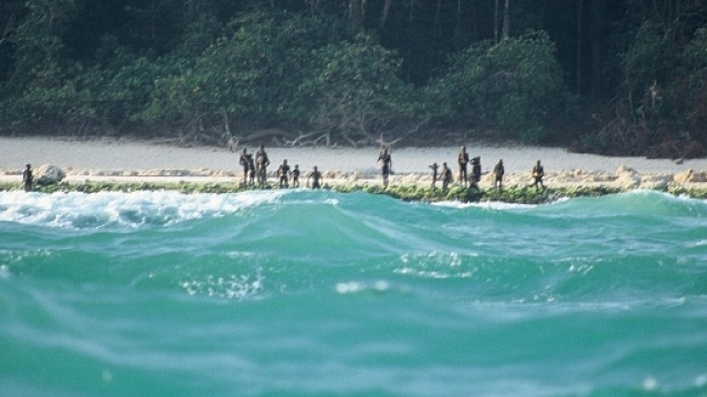 spiaggia della North Sentinel Island raffigurante i sentinelesi