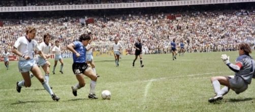 Diego Maradona sta per segnare il 'gol del secolo', il 22 giugno 1986