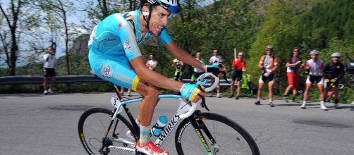 Fabio Aru in sella alla sua bicicletta