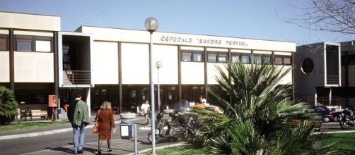 Inutile la corsa all'ospedale Sandro Pertini di Roma: il bambino di 5 anni schiacciato da un vaso in muratura è morto per un trauma cranico.