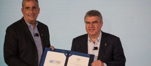 Landmark deal: IOC President Thomas Bach and Intel CEO Brian Krzanich present the signed partnership agreement. - aroundtherings.com