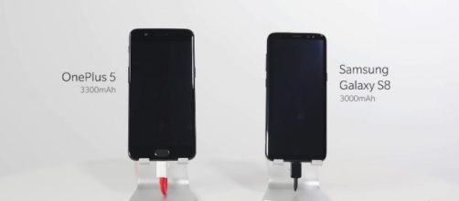 OnePlus 5 rivals the Samsung Galaxy S8 in the fast charging game - YouTube
