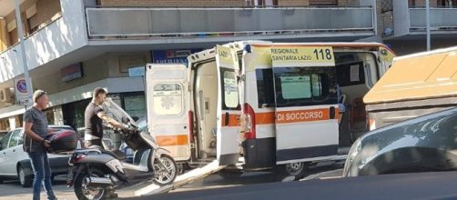 Roma, scooter su ambulanza: lo scatto che fa indignare