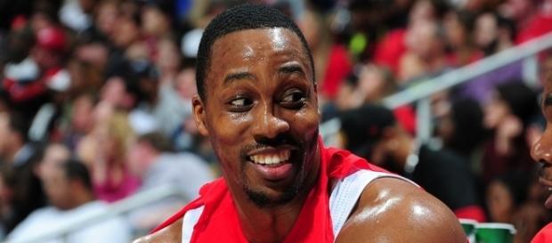 Dwight Howard en el banquillo de los Atlanta Hawks Dwight Howard en el banquillo de los Atlanta Hawks