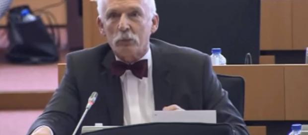Europarlamentarzysta Janusz Korwin-Mikke (źródło: youtube.com). Europarlamentarzysta Janusz Korwin-Mikke (źródło: youtube.com).