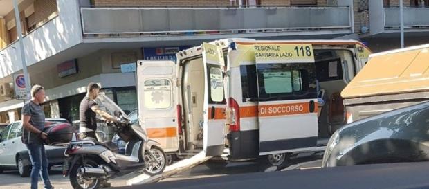Roma, scooter su ambulanza: lo scatto che fa indignare Roma, scooter su ambulanza: lo scatto che fa indignare