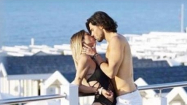 Luca Onestini e Soleil Sorg&egrave; in un tenero scatto.