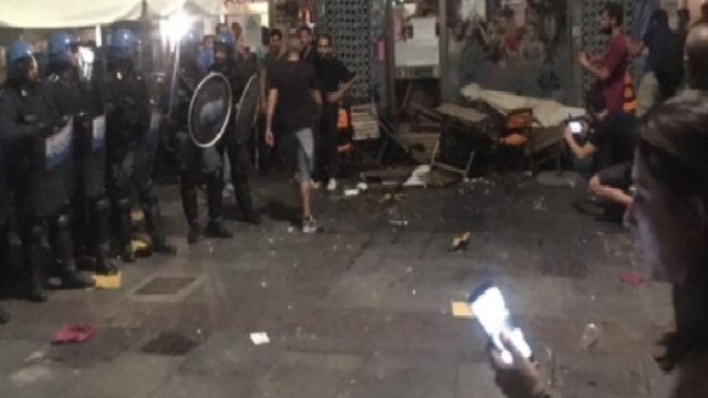 Scontri a Torino in Piazza Santa Giulia per la nuova ordinanza del sindaco Chiara Appendino