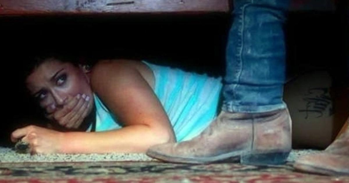 Ela escondeu-se embaixo da cama para espiar o namorado e 