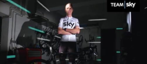 Chris Froome con la nuova maglia che il Team Sky avrà al Tour de France