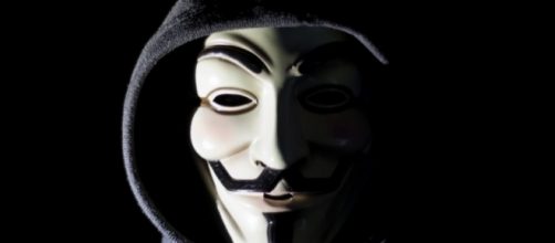 La classica maschera di Anonymous, che identifica da sempre il gruppo di attivisti-hacker