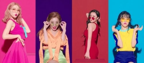 Mamamoo poses for their group teaser for 2017 album "Purple" featuring "Yes I Can" (via RBW Entertainment promos for "Yes I Can")