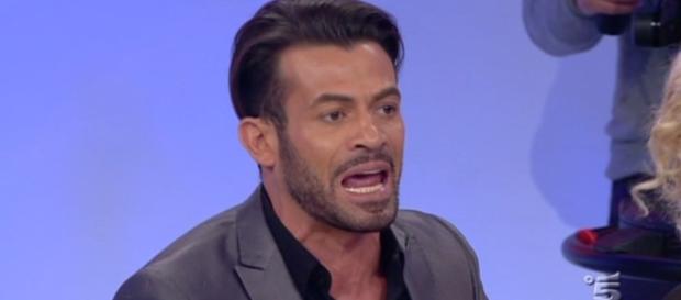 Uomini e Donne: Gianni Sperti contro l'exdi Claudio Sona Uomini e Donne: Gianni Sperti contro l'exdi Claudio Sona