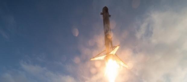Falcon 9 landing (Flickr SpaceX) Falcon 9 landing (Flickr SpaceX)