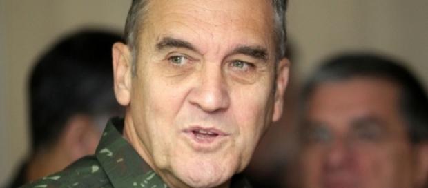 General Villas Boas é o comandante-geral do Exército brasileiro. General Villas Boas é o comandante-geral do Exército brasileiro.