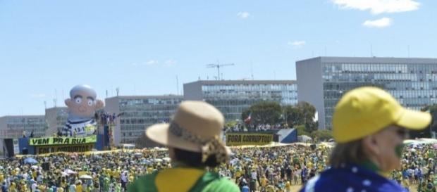 Manifestantes na Esplanada dos Ministérios em Brasília (Foto: Antônio Cruz / Agência Brasil) Manifestantes na Esplanada dos Ministérios em Brasília (Foto: Antônio Cruz / Agência Brasil)