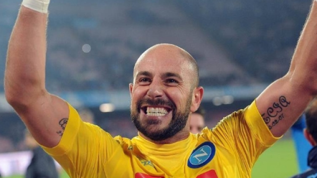 Pepe Reina con la maglia del Napoli