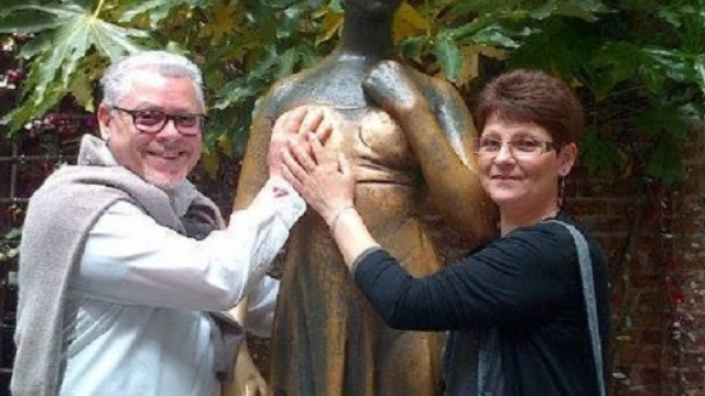 Una curiosa foto sulla pagina Facebook di Verona Popescu la donna rumena che venerdì ha ucciso il compagno Claudio Palladino qui ritratto.