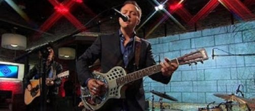 Jason Isbell beatifully embraces wonder and fragility of life in songs from new album on "Saturday Sessions".Screencap CBS This Morning/YouTube-"