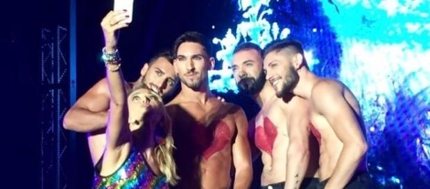 Barbara D'Urso, selfie con i ballerini al Gay Village Barbara D'Urso, selfie con i ballerini al Gay Village