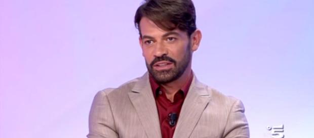 Gianni Sperti umiliato e insultato Gianni Sperti umiliato e insultato