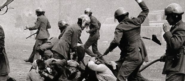 Policía Armada cargando contra manifestantes en los albores de la Democracia Policía Armada cargando contra manifestantes en los albores de la Democracia